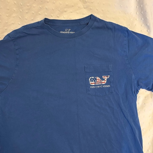 Vineyard Vines men’s size M blue American Flag Whale short sleeved t-shirt - Picture 2 of 3